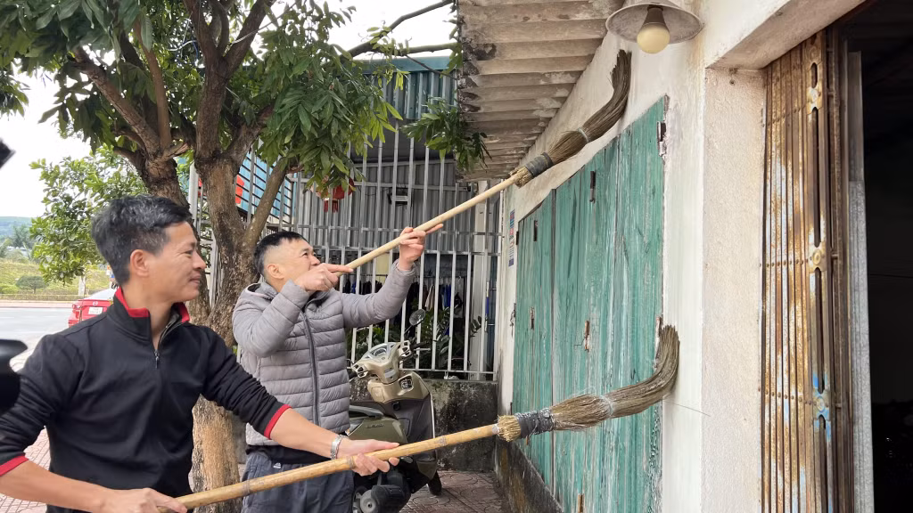 Anh Nguyễn Văn Linh được Công đoàn cơ sở hỗ trợ tiền mua vôi, đồng nghiệp hỗ trợ quết vôi lại căn nhà trước thềm Tết nguyên đán 2024.
