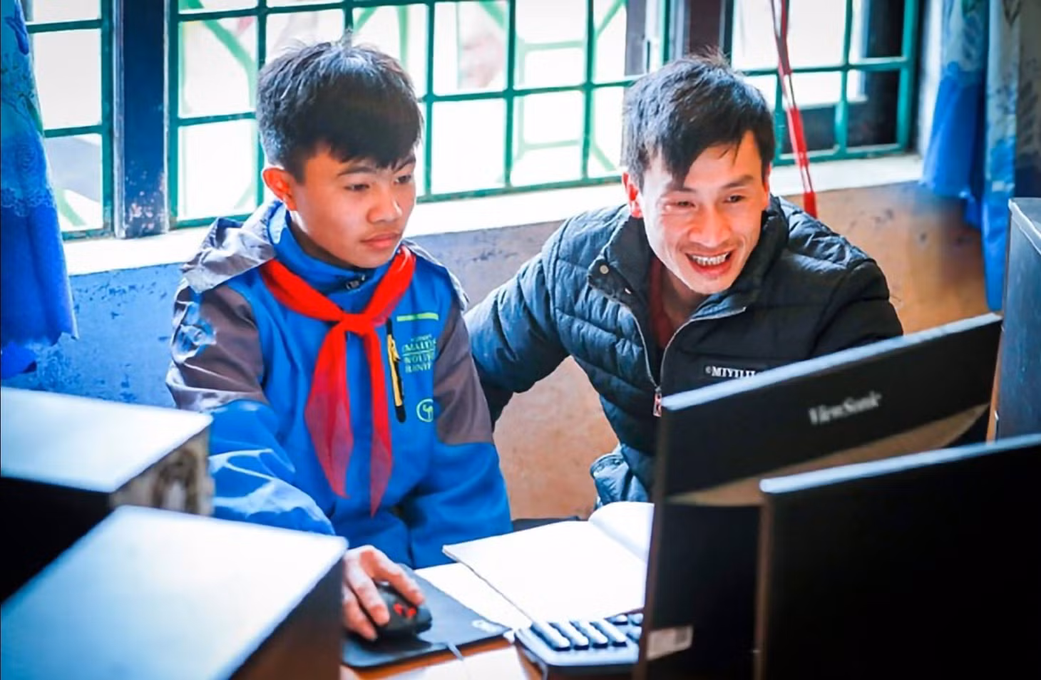 Thầy trò trường phổ thông dân tộc bán trú xã Nàn Sín (Lào Cai) sử dụng Internet để hỗ trợ việc dạy và học. Ảnh: Thúy Nga