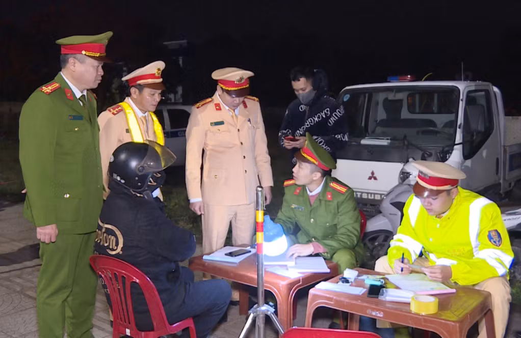 Cán bộ, chiến sĩ lực lượng cảnh sát giao thông tăng cường 100% quân số trực các ngày Tết.
