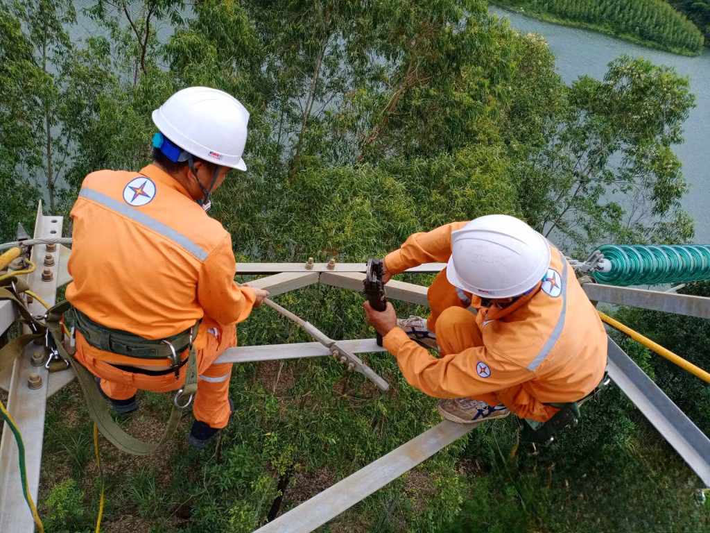 Công nhân Đội Quản lý vận hành lưới điện Cao thế Quảng Ninh xử lý khiếm khuyết trên lưới điện 110 kV.
