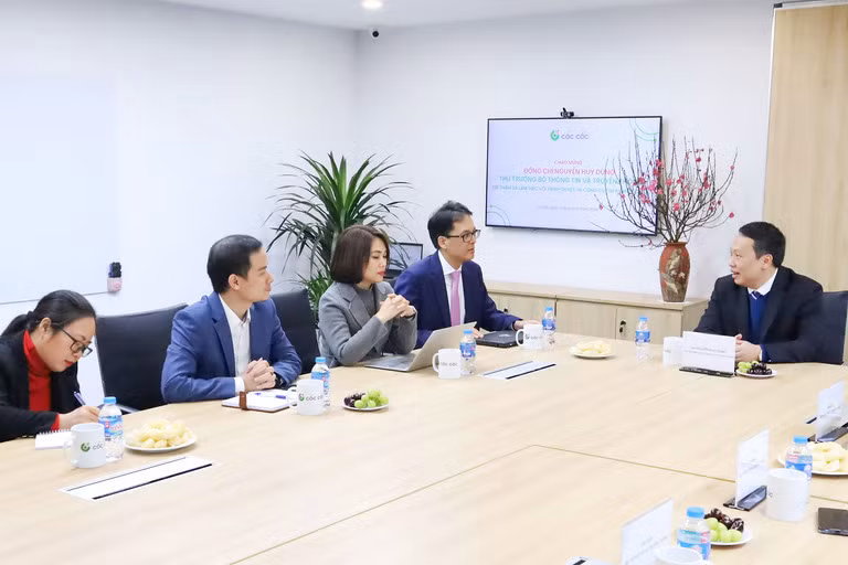Thứ trưởng Bộ TT&amp;TT Nguyễn Huy Dũng tại buổi làm việc với Cốc Cốc