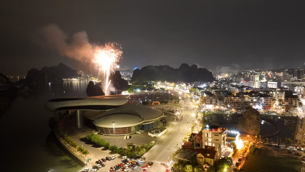 Thành phố Hạ Long rực rỡ trong ánh sáng pháo hoa.