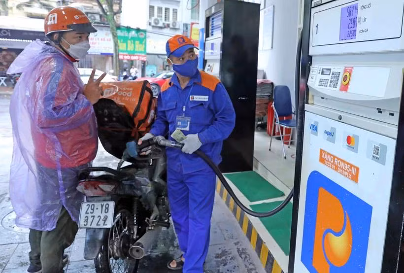 Mua bán xăng dầu tại một điểm kinh doanh trên địa bàn Hà Nội. (Ảnh: Trần Việt/TTXVN)