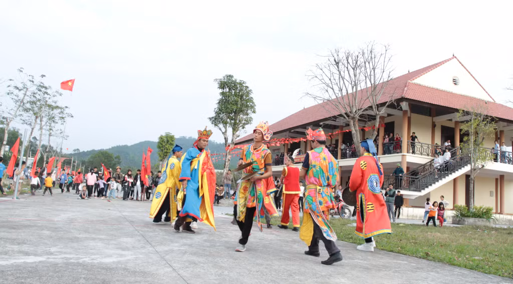 Nghi thức múa hành quang trong lễ hội đại phan của người Sán Dìu xã Bình Dân huyện Vân Đồn.