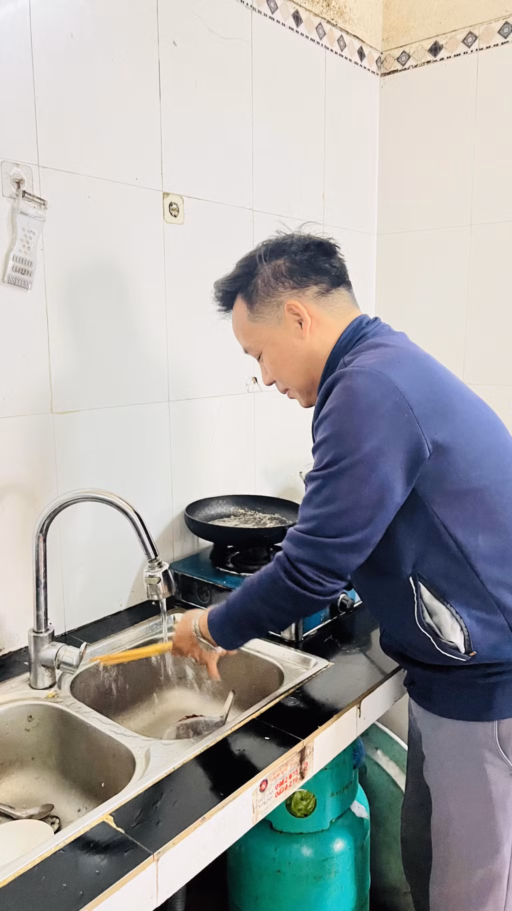 Nhà anh Diệp Văn Hưng, thôn Trại Thụ, xã Tràng Lương phấn khởi khi được đấu nối, sử dụng nước sạch.