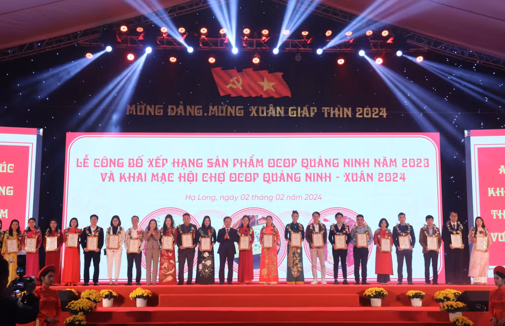Ban tổ chức trao chứng nhận cho 39 đơn vị đạt 4 sao năm 2023.