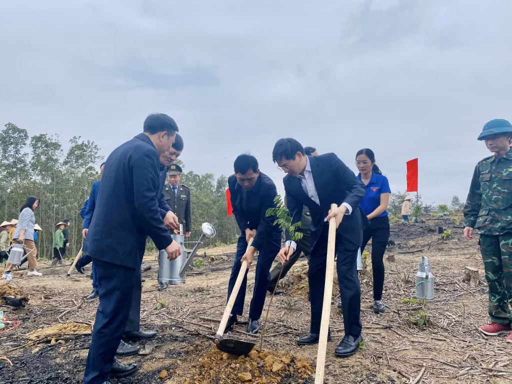 Các đại biểu tham gia trồng cây tại thôn Đồng Ho, xã Sơn Dương.