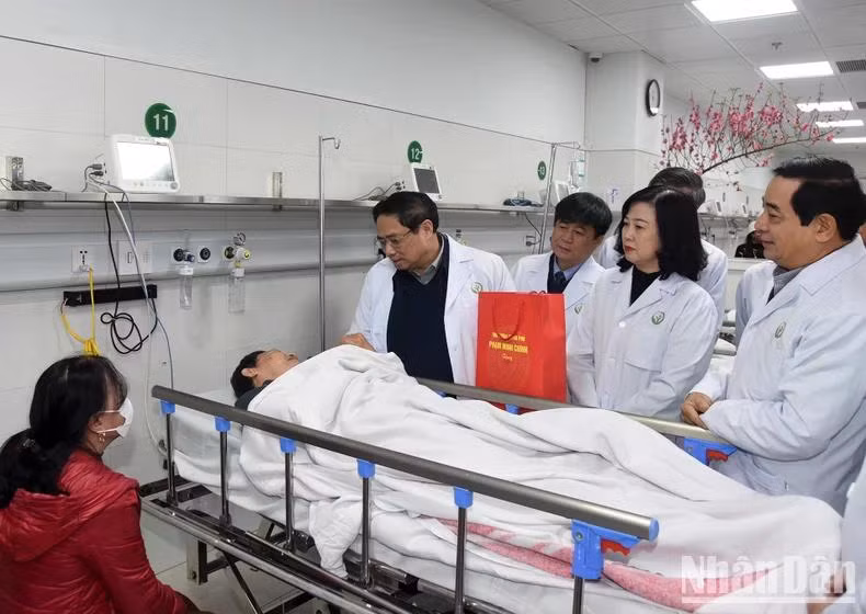 Thủ tướng Phạm Minh Chính thăm, tặng quà bệnh nhân đang được điều trị ở Phòng Khám cấp cứu Bệnh viện Hữu nghị Việt Đức. Ảnh: TRẦN HẢI