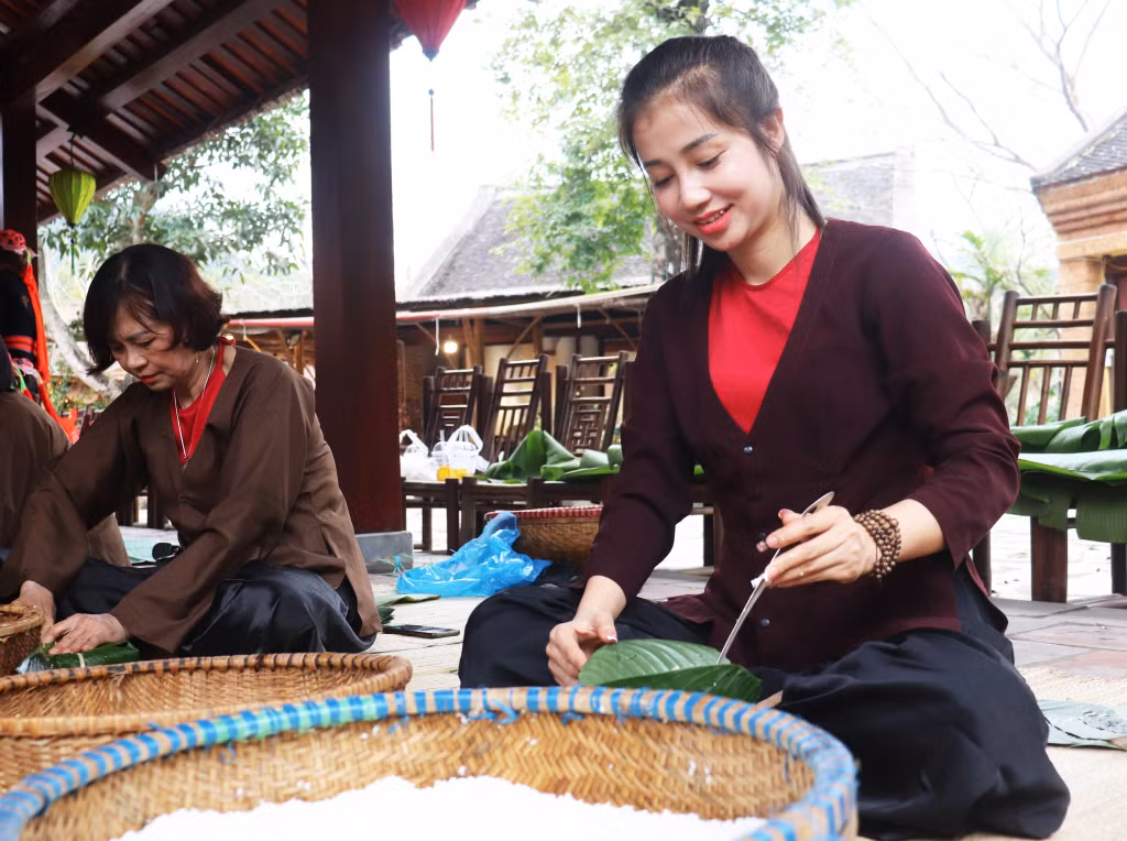 Các nguyên liệu gói bánh được chị em chuẩn bị chu đáo.