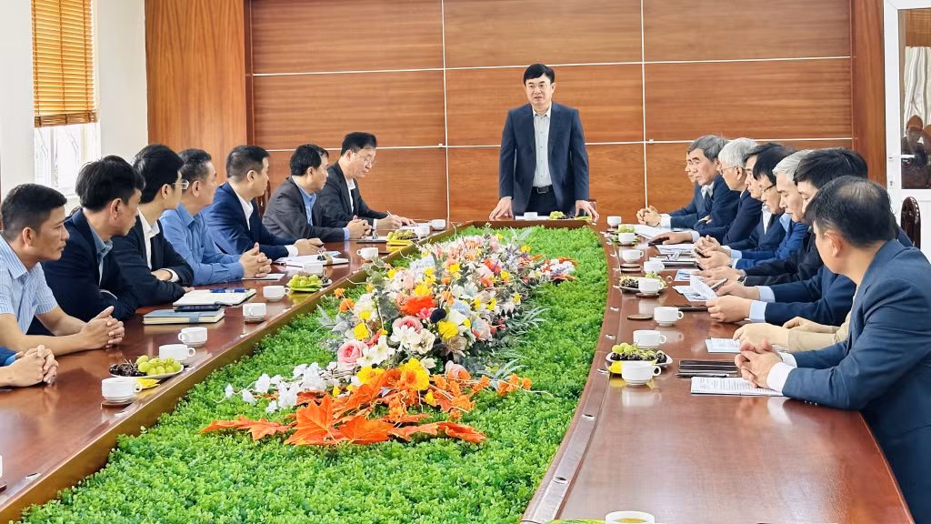 Ông Ngô Hoàng Ngân, Bí thư Đảng ủy, Chủ tịch HĐTV Tập đoàn Công nghiệp Than - Khoáng sản Việt Nam làm việc với Công ty CP Cơ khí Mạo Khê - TKV.
