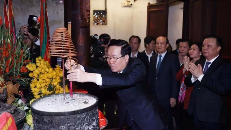 Chủ tịch nước Võ Văn Thưởng dâng hương tưởng niệm Đức vua An Dương Vương tại Di tích quốc gia đặc biệt Cổ Loa. (Ảnh: Thống Nhất - TTXVN)