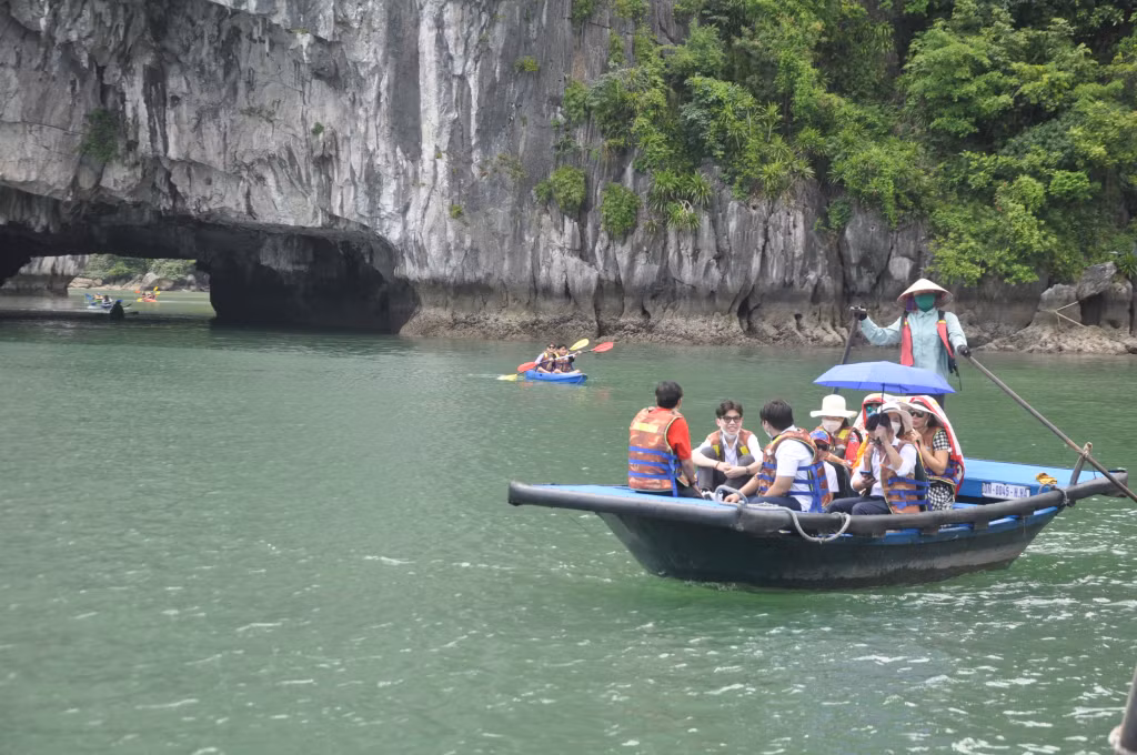 Du khách trải nghiệm dịch vụ chèo đò tham quan trên Vịnh Hạ Long.