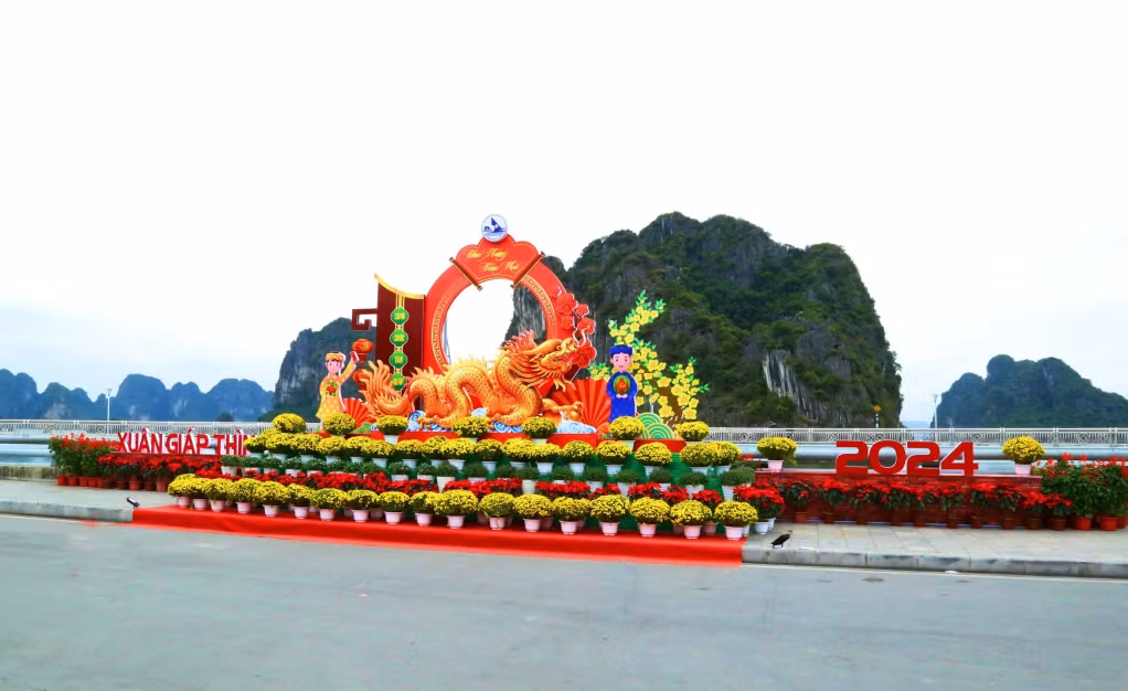 Hình tượng con rồng năm 2024 được thiết kế nổi bật chào năm mới tại khu vực đường Trần Quốc Nghiễn, TP Hạ Long.