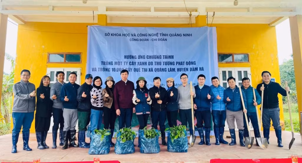 Sở KH&amp;CN tổ chức Tết trồng cây "Đời đời nhớ ơn Bác Hồ", trao tặng và trồng 10.000 cây quế tại xã Quảng Lâm, huyện Đầm Hà. Ảnh: Đơn vị cung cấp.