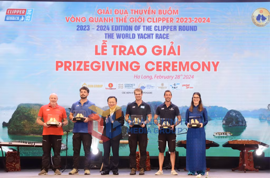 Đồng chí Cao Tường Huy, Phó Bí thư Tỉnh ủy, Chủ tịch UBND tỉnh tặng quà lưu niệm cho đại diện Ban Tổ chức Clipper Race và thuyền trưởng các đội đua. Ảnh: Hoàng Nga