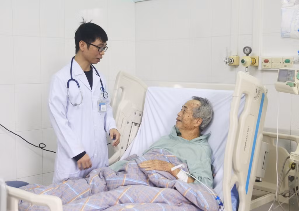 Bệnh nhân Nguyễn T bị ngộ độc lá lộc mại rất nghiêm trọng; sau khi được cấp cứu, điều trị hồi sức bệnh nhân đã thoát nguy kịch.