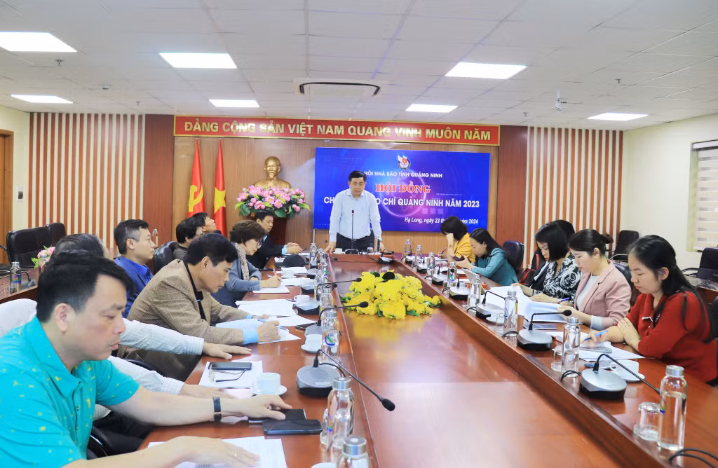 Nhà báo Mai Vũ Tuấn, Chủ tịch Hội Nhà báo tỉnh, Giám đốc Trung tâm Truyền thông tỉnh, Chủ tịch Hội đồng chấm Giải Báo chí Quảng Ninh năm 2023, phát biểu tại cuộc họp.