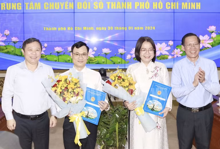 Bà Võ Thị Trung Trinh (thứ 2 từ phải qua) giữ chức Giám đốc Trung tâm chuyển đổi số TP.HCM. Ảnh: hcmcpv.