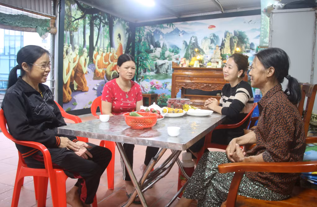 Chị Phạm Thị Thùy Dương (phía trong bên phải) luôn dành thời gian thăm hỏi, động viên các bệnh nhân ở xóm trọ.