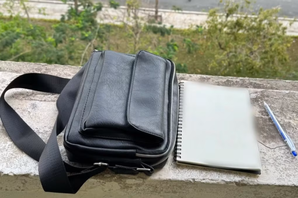 Túi xách và cuốn sổ tay nam sinh viên Trường Đại học Khoa học Tự nhiên (Đại học Quốc gia TPHCM) để lại trên tầng 5 (Ảnh: Công an cung cấp).