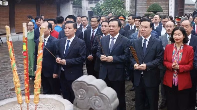 Chủ tịch nước Võ Văn Thưởng và các đại biểu dâng hương tưởng niệm tại Di tích quốc gia đặc biệt Cổ Loa. (Ảnh: Thống Nhất - TTXVN)