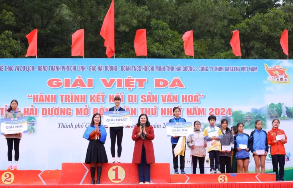VĐV Đoàn Thu Hằng - QN nhận giải nhất cự ly 5 km.