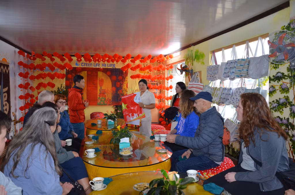 Khách du lịch người nước ngoài tham quan HTX Sản xuất sản phẩm tái chế và dịch vụ tổng hợp Green Life Hạ Long.