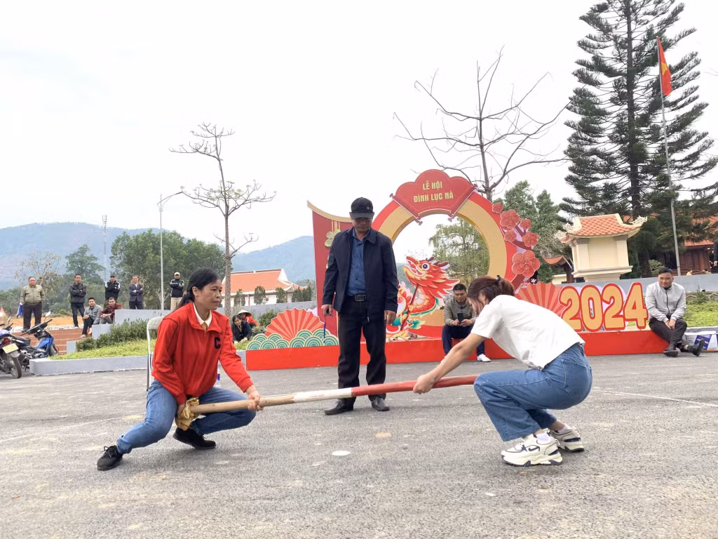 Thi đấu môn đẩy gậy.