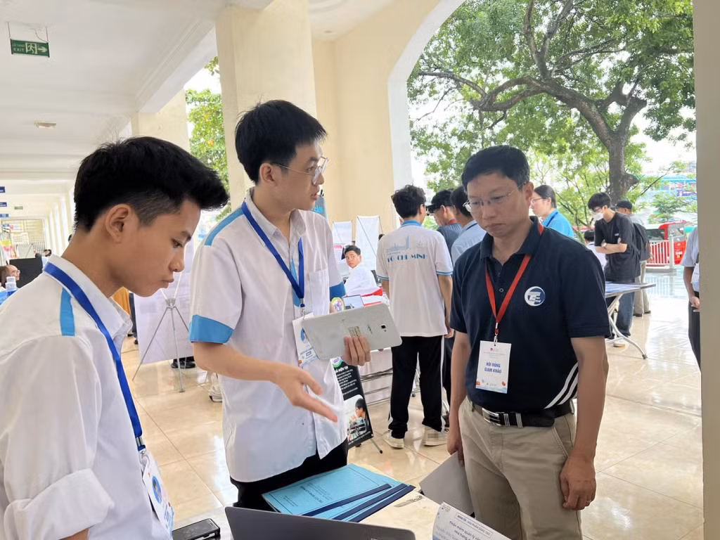 Học sinh Trường THPT Hoàng Quốc Việt, TX Đông Triều giới thiệu phần mềm quản lý vận hành nhà hàng, quán ăn do các em thiết kế. Ảnh: Nhà trường cung cấp.