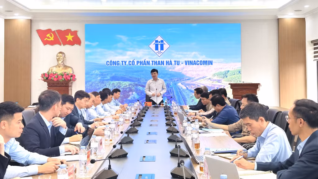 Ông Ngô Hoàng Ngân, Bí thư Đảng ủy, Chủ tịch HĐTV Tập đoàn Công nghiệp Than - Khoáng sản Việt Nam phát biểu chỉ đạo tại buổi làm việc với Công ty CP Than Hà Tu - Vinacomin.