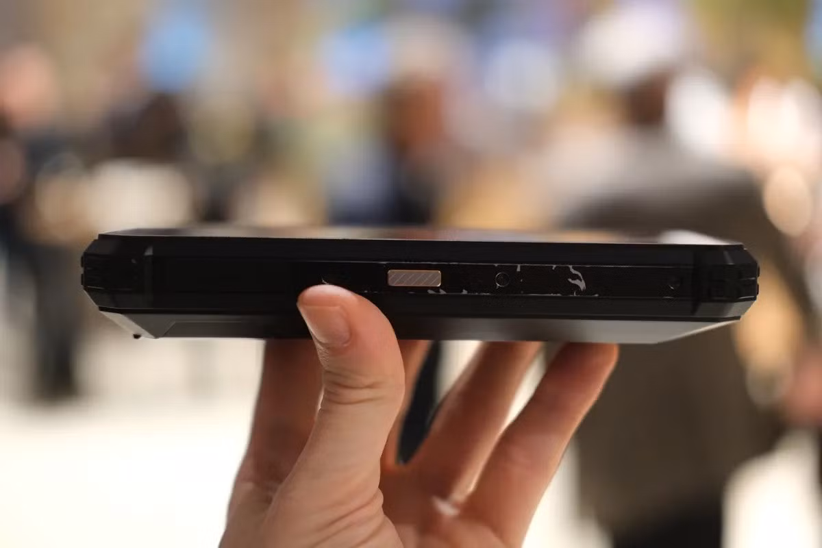 Điểm trừ lớn nhất, tất nhiên là độ dày - gấp 3 lần iPhone 15