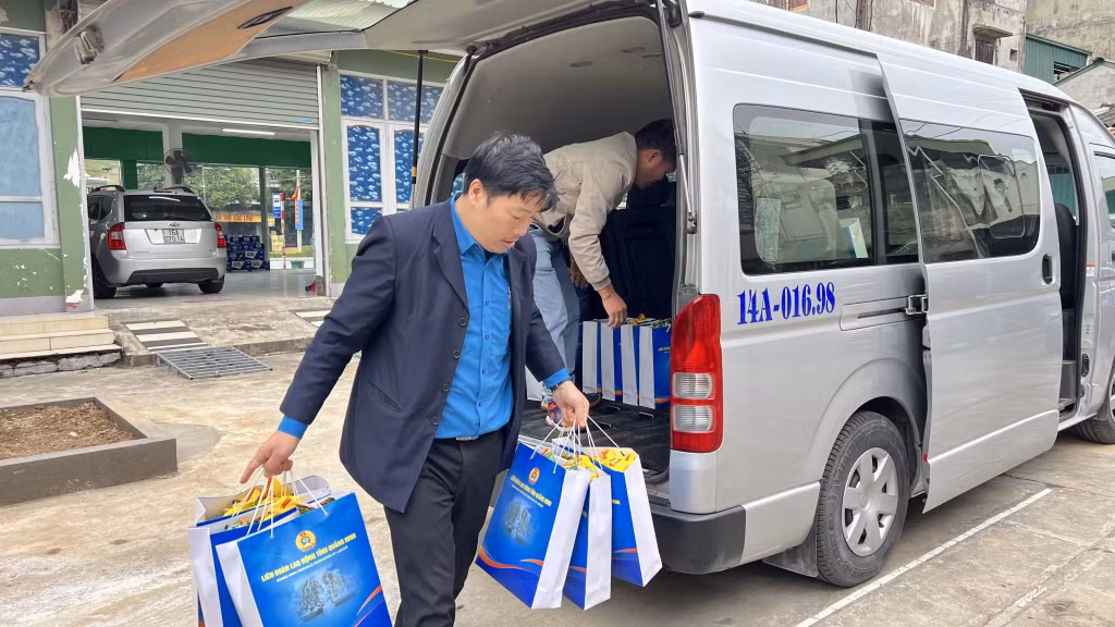 Những chuyến xe chở quà Tết của LĐLĐ tỉnh đi thăm và tặng cho CNLĐ khó khăn dịp Tết nguyên đán 2024.