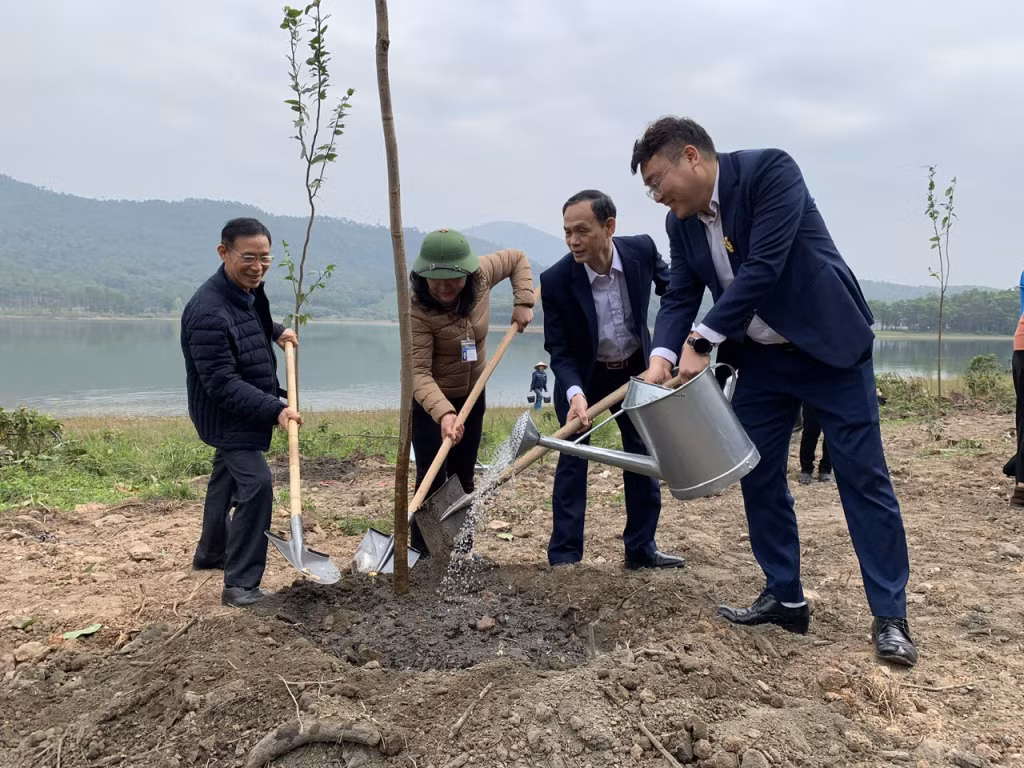 Tại lễ phát động, các đồng chí lãnh đạo thành phố, nhân dân trên địa bàn phường Phương Đông đã trồng 286 cây các loại.