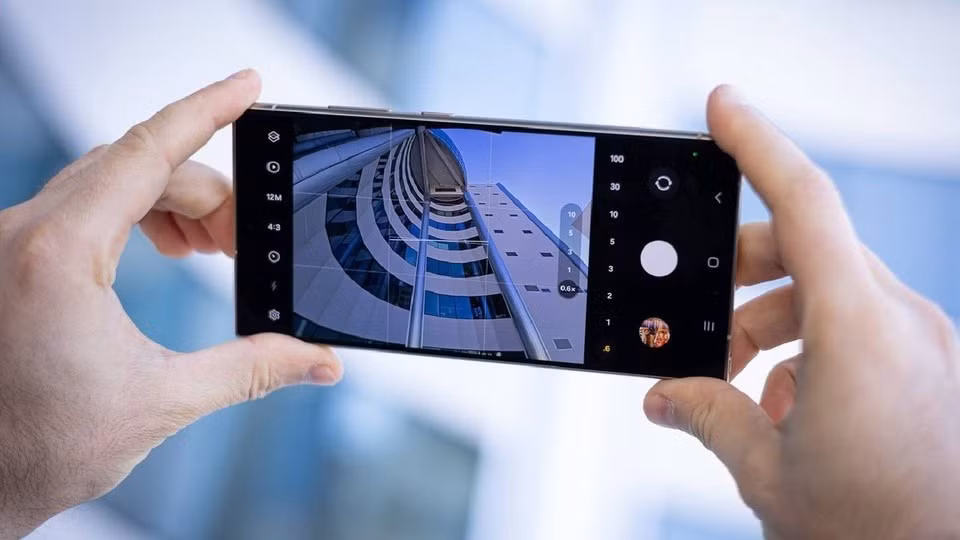 Ảnh chụp bằng S24 bị lệch nhẹ khi zoom. Ảnh: Android Authority.