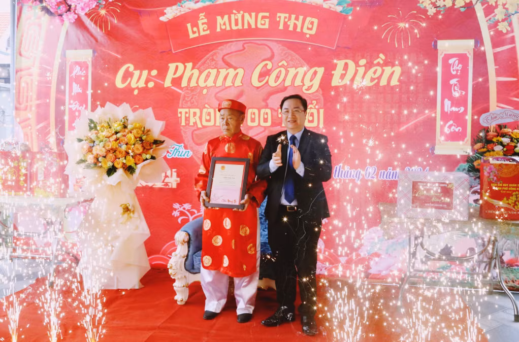 Đồng chí Đặng Xuân Phương, Phó Bí thư Tỉnh ủy, Trưởng Đoàn ĐBQH tỉnh trao thiếp mừng thọ của Chủ tịch nước cho cụ Phạm Công Điền (khu Đồng Minh, phường Phương Đông, TP Uông Bí). Ảnh: Nguyễn Thanh