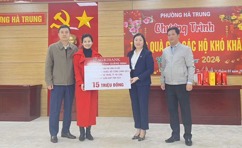Lãnh đạo Agribank chi nhánh tỉnh Quảng Ninh trao tặng kinh phí tặng quà Tết cho các đối tượng chính sách phường Hà Trung, TP Hạ Long.