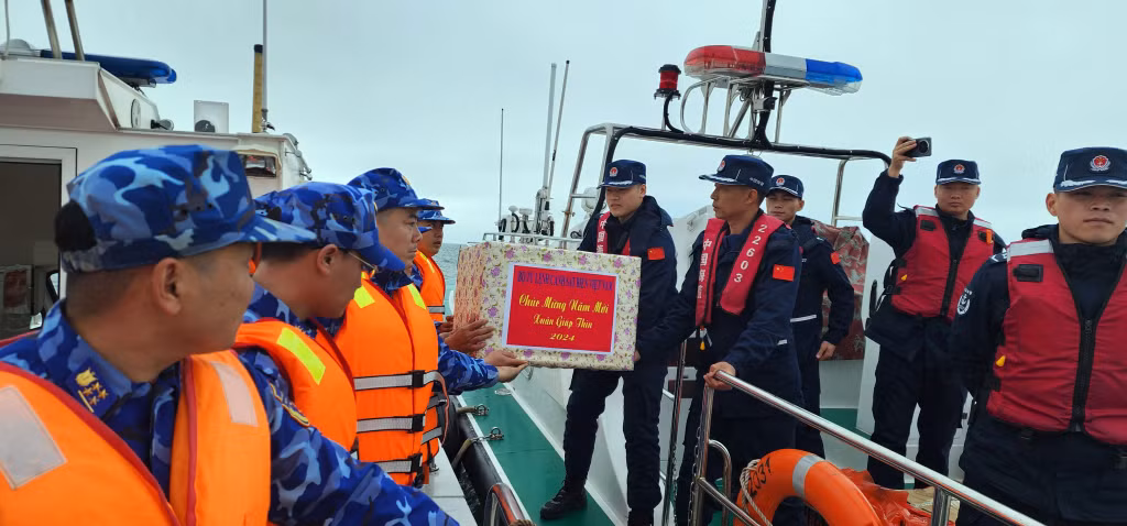 Lực lượng làm nhiệm vụ tuần tra chung của Việt Nam trao tặng quà Tết của Bộ Tư lệnh Cảnh sát biển Việt Nam cho Cảnh sát biển Trung Quốc.