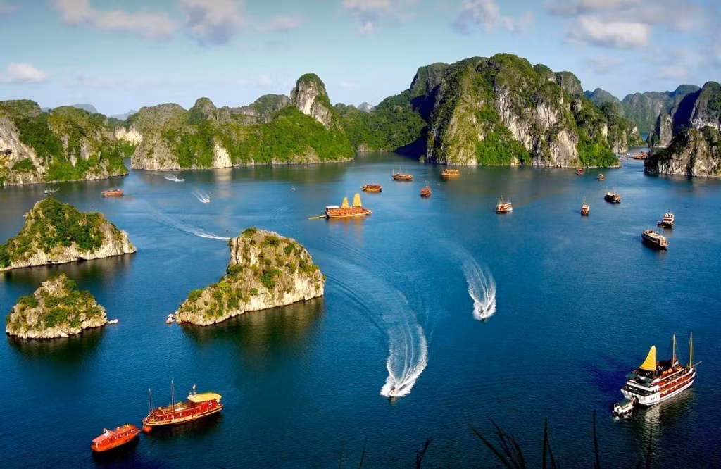 Vịnh Hạ Long - di sản thiên nhiên thế giới thu hút đông đảo khách du lịch trong nước và quốc tế.