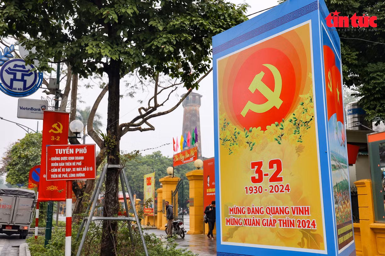 Pano, áp phích chào mừng 94 năm Ngày thành lập Đảng và Tết Nguyên đán trước cổng Bảo tàng Lịch sử quân sự Việt Nam. Ảnh: Trung Nguyên/Báo Tin tức