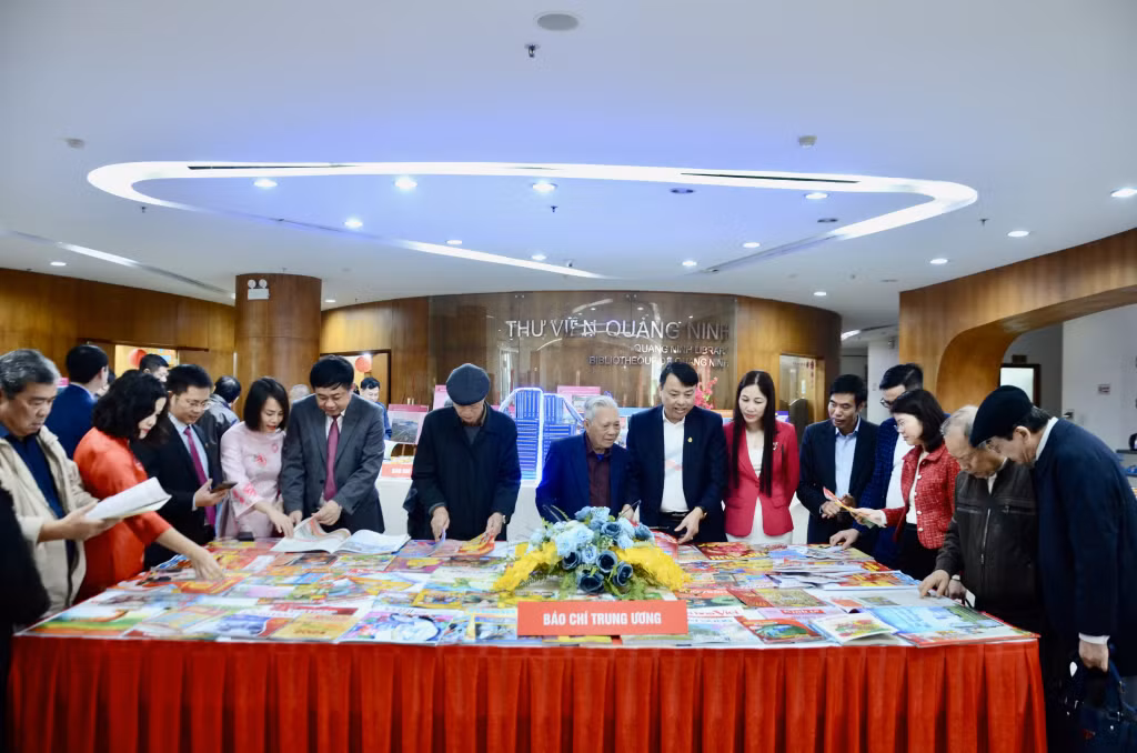 Các đại biểu tham quan, đọc các ấn phẩm báo, tạp chí tại Hội sách, báo Xuân.