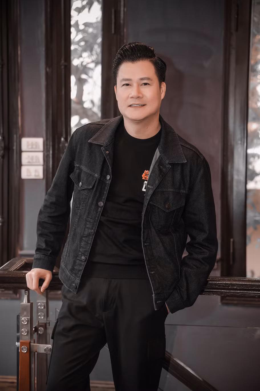 Phong cách trẻ trung của Quang Dũng ngoài đời.