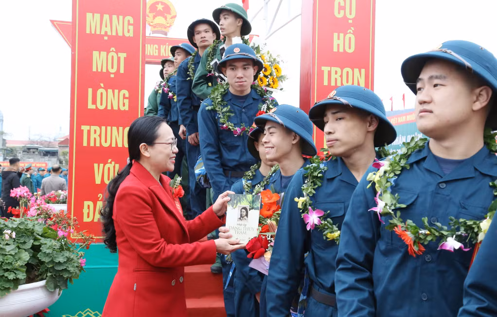 Sở Thông tin và Truyền thông tỉnh tặng sách