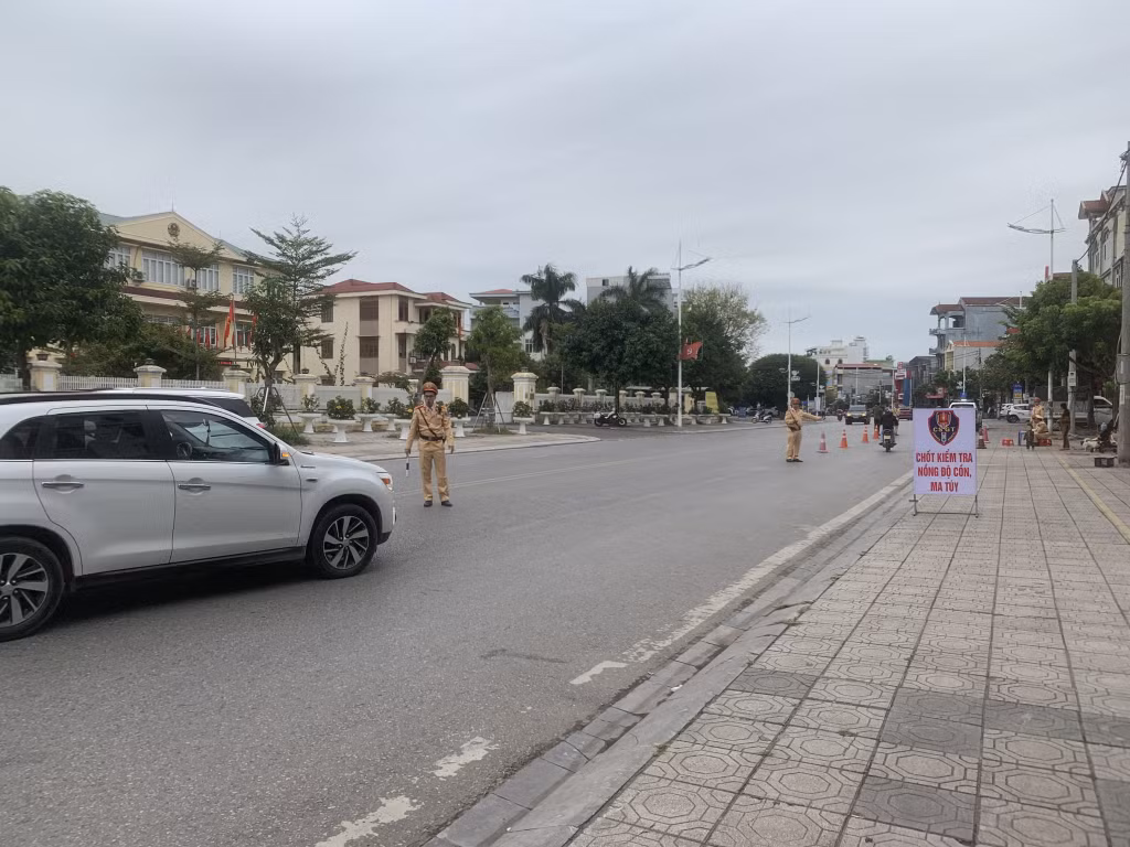 Công an TP Móng Cái triển khai kiểm tra nồng độ cồn người điều khiển phương tiện ngay trong những ngày đầu năm mới 2024.