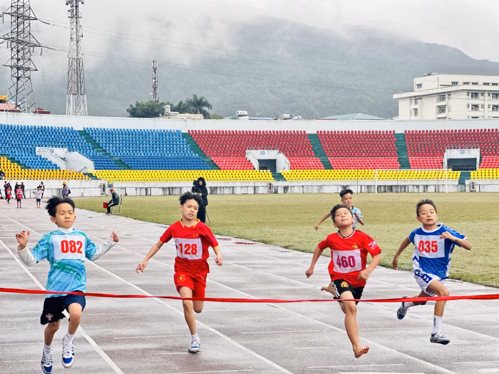 Các VĐV thi đấu chạy cự ly 60m nam Tiểu học.