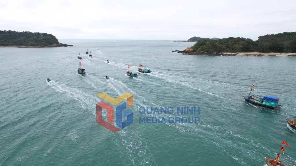  Đoàn thuyền xuất phát ra khơi.