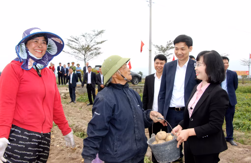 Đồng chí Trịnh Thị Minh Thanh, Phó Bí thư Thường trực Tỉnh ủy, động viên bà con nhân dân hăng say lao động sản xuất, phát triển kinh tế trên địa bàn thị xã.