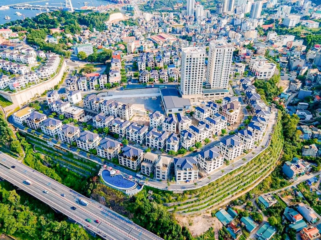 Beverly Hills Hạ Long có vị trí đắc địa, tầm nhìn rộng mở hướng ra vịnh Hạ Long đầy thơ mộng.