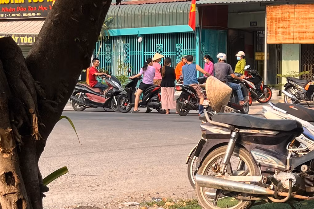 Nhiều người đứng bàn tán, xôn xao trước dãy trọ (Ảnh: Người dân cung cấp).
