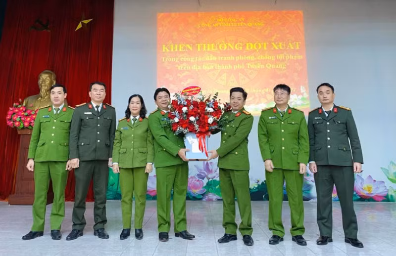 Đại tá Nguyễn Thành Chung, Phó Giám đốc Công an tỉnh chúc mừng thành tích của Công an TP Tuyên Quang.