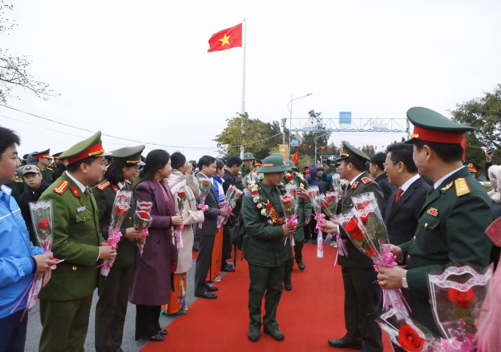 Địa biểu tiễn tân binh lên đường nhập ngũ.